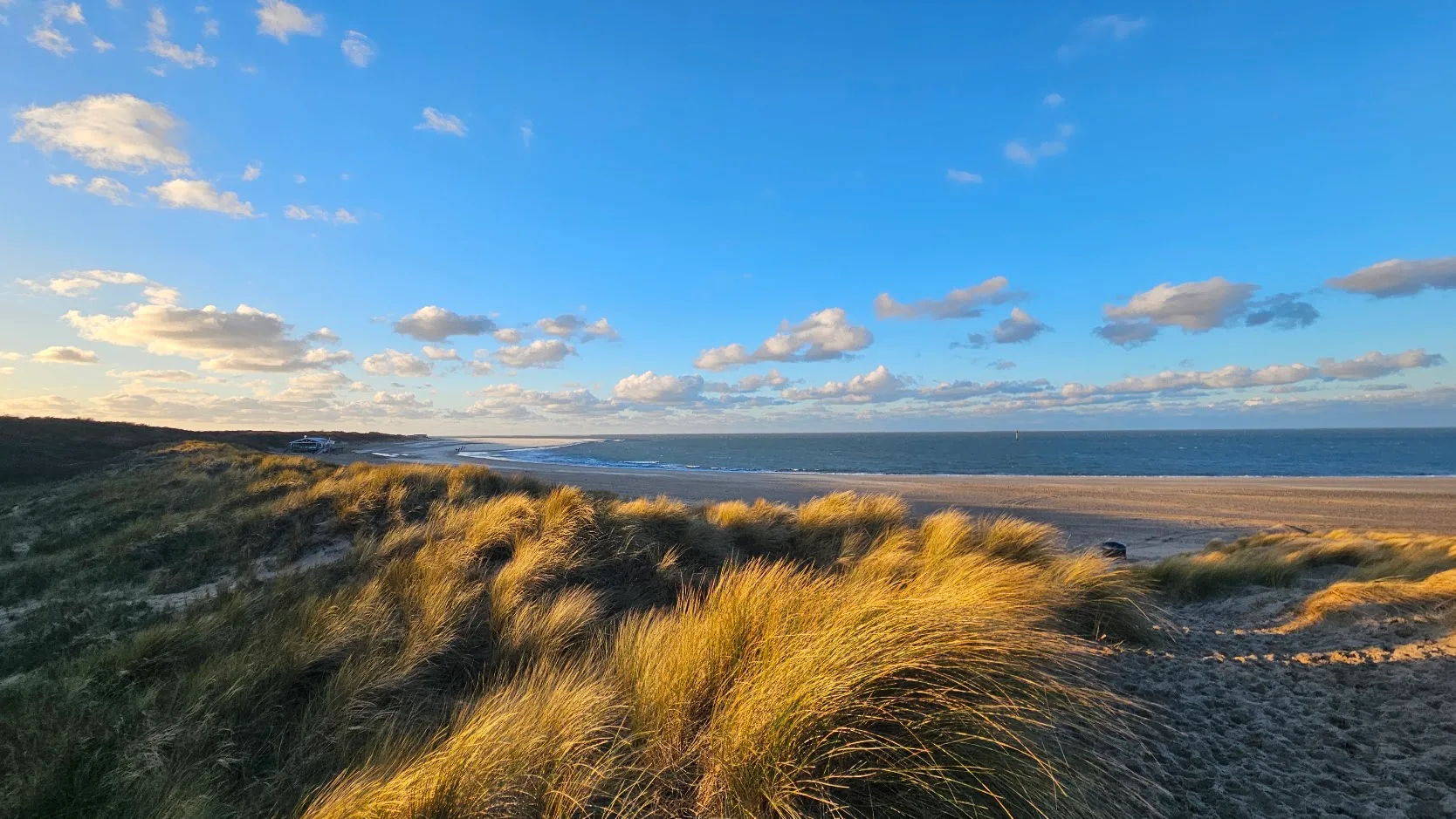 Duinen en strand bij avondlicht op Schouwen-Duiveland